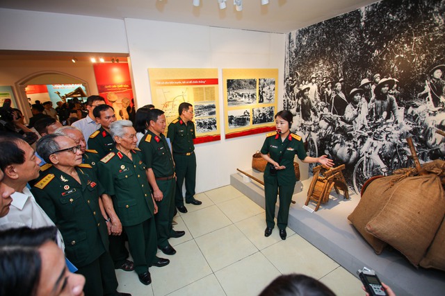 Hơn 300 hình ảnh, tài liệu, hiện vật tiêu biểu được giới thiệu tại Triển lãm Điện Biên Phủ - Điểm hẹn lịch sử- Ảnh 6.