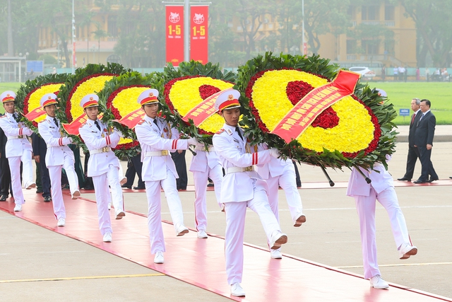 Lãnh đạo Đảng, Nhà nước vào Lăng viếng Chủ tịch Hồ Chí Minh nhân 49 năm thống nhất đất nước- Ảnh 1.