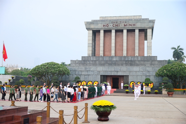 Lãnh đạo Đảng, Nhà nước vào Lăng viếng Chủ tịch Hồ Chí Minh nhân 49 năm thống nhất đất nước- Ảnh 7.