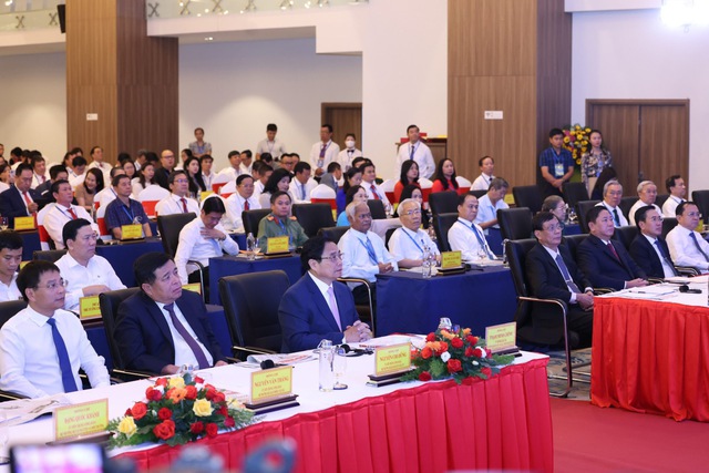 Thủ tướng chỉ ra những giải pháp để Ninh Thuận hóa giải khó khăn, vượt lên mạnh mẽ, phát triển nhanh và bền vững- Ảnh 2.