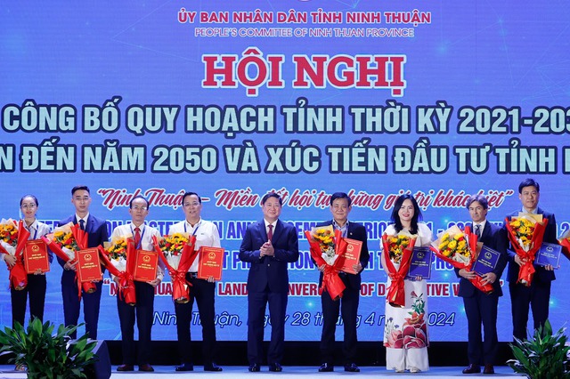 Thủ tướng chỉ ra những giải pháp để Ninh Thuận hóa giải khó khăn, vượt lên mạnh mẽ, phát triển nhanh và bền vững- Ảnh 12.
