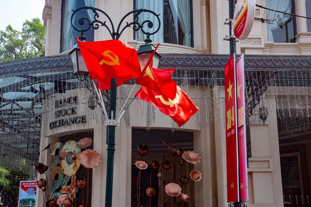 Rực rỡ cờ hoa chào mừng 49 năm Ngày Giải phóng miền Nam, thống nhất đất nước- Ảnh 14.