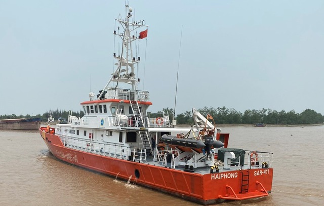Cứu hộ 10 thuyền viên gặp nạn tại vùng biển cửa Ba Lạt, Nam Định- Ảnh 1.