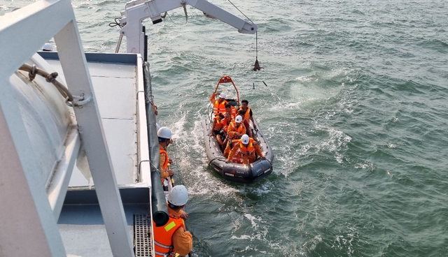 Cứu hộ 10 thuyền viên gặp nạn tại vùng biển cửa Ba Lạt, Nam Định- Ảnh 5.