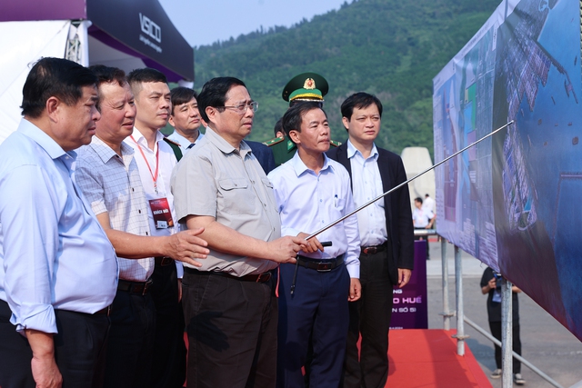 Thủ tướng khảo sát, dự lễ khởi công, khánh thành 4 dự án trọng điểm tại Thừa Thiên Huế- Ảnh 2.