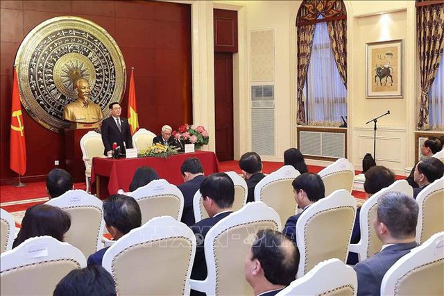 Chủ tịch Quốc hội Vương Đình Huệ gặp mặt cộng đồng người Việt Nam tại Trung Quốc- Ảnh 4.