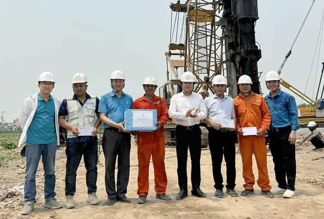 Công đoàn EVNNPT động viên người lao động 'thi công xuyên lễ' dự án đường dây 500kV mạch 3- Ảnh 4.