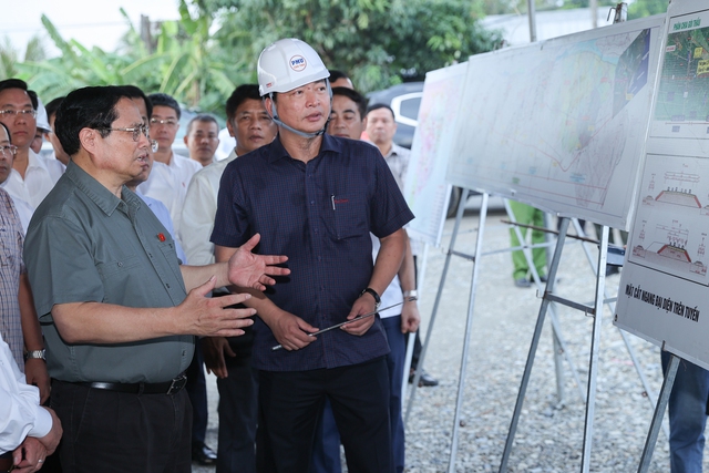 Thủ tướng khảo sát dự án cao tốc Châu Đốc-Cần Thơ-Sóc Trăng và công tác ứng phó sạt lở tại Cần Thơ- Ảnh 1.