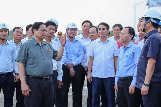 Thủ tướng khảo sát dự án cao tốc Châu Đốc-Cần Thơ-Sóc Trăng và công tác ứng phó sạt lở tại Cần Thơ- Ảnh 2.