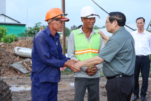 Thủ tướng khảo sát dự án cao tốc Châu Đốc-Cần Thơ-Sóc Trăng và công tác ứng phó sạt lở tại Cần Thơ- Ảnh 4.