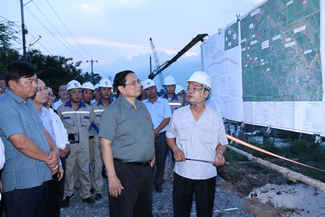 Thủ tướng khảo sát dự án cao tốc Châu Đốc-Cần Thơ-Sóc Trăng và công tác ứng phó sạt lở tại Cần Thơ- Ảnh 5.