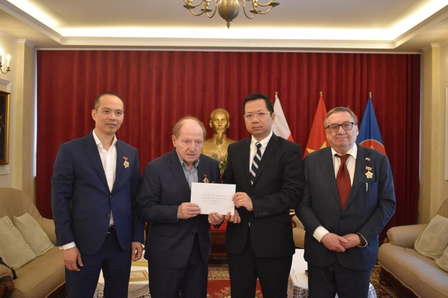 Cộng đồng người Việt quyên góp ủng hộ các tiểu thương tại Ba Lan- Ảnh 1.