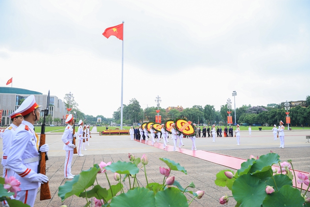 Lãnh đạo Đảng, Nhà nước viếng Chủ tịch Hồ Chí Minh và các Anh hùng liệt sĩ- Ảnh 1.