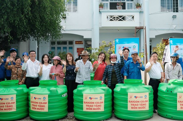 Saigon Co.op trao tặng nước sạch cho bà con vùng hạn mặn Gò Công, Tiền Giang- Ảnh 2.