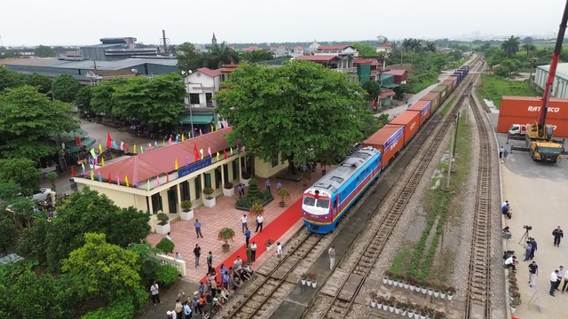 Đoàn tàu chở hàng liên vận quốc tế đầu tiên xuất phát từ Ga Cao Xá<br />
- Ảnh 1.