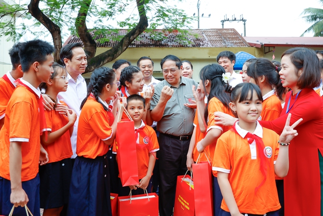Thủ tướng Phạm Minh Chính thăm, tặng quà Trung tâm Nuôi dưỡng trẻ khuyết tật Hà Nội- Ảnh 1.
