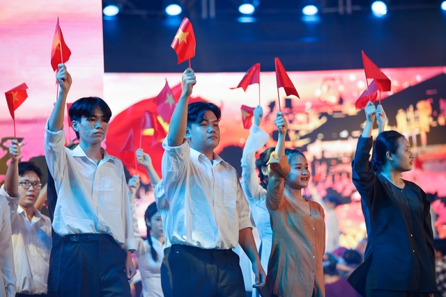 Lá cờ quyết thắng mãi là biểu tượng cho ý chí, cho khát vọng Việt Nam hùng cường- Ảnh 4.