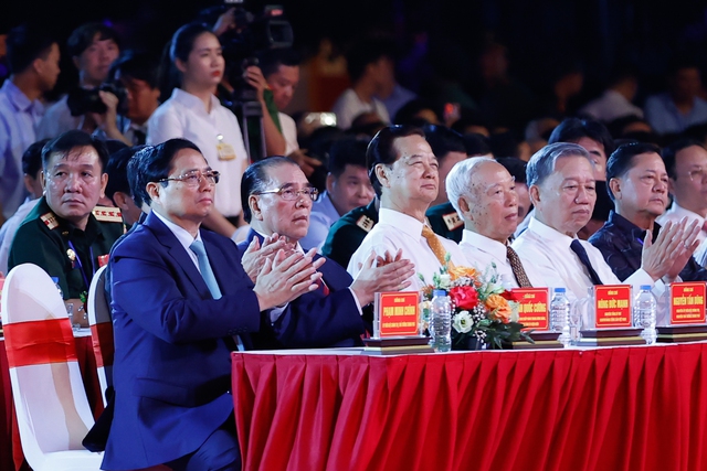 Thủ tướng Phạm Minh Chính dự chương trình nghệ thuật đặc biệt "Điện Biên Phủ - Mốc vàng lịch sử"- Ảnh 1.