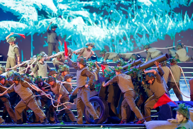 Thủ tướng Phạm Minh Chính dự chương trình nghệ thuật đặc biệt "Điện Biên Phủ - Mốc vàng lịch sử"- Ảnh 7.