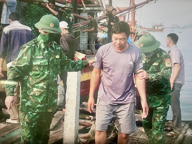 Quảng Bình khẩn trương tìm kiếm 11 ngư dân mất tích trên biển- Ảnh 1.