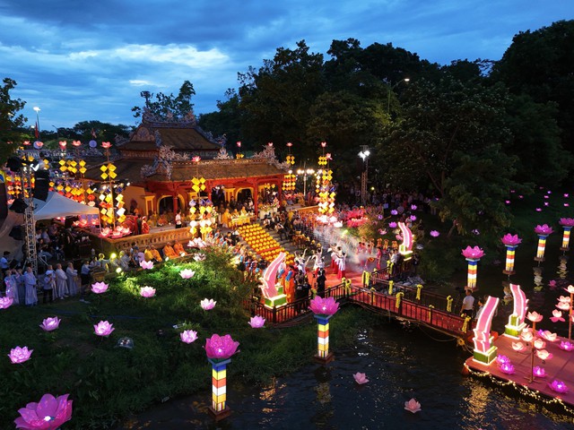 Lễ hội hoa đăng và ẩm thực chay tại Tuần lễ Festival Huế 2024- Ảnh 1.