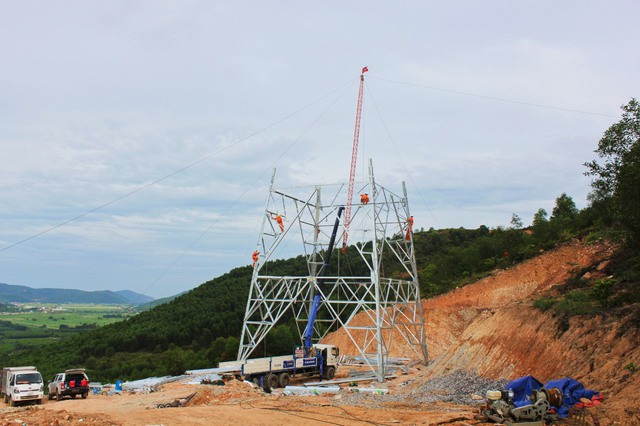 Những chiếc áo cam thấm đẫm mồ hôi trên công trường 500 kV mạch 3- Ảnh 1.