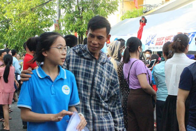 Kỳ thi tuyển sinh vào lớp 10 tại các địa phương: An toàn, thuận lợi, đề thi vừa sức- Ảnh 3.
