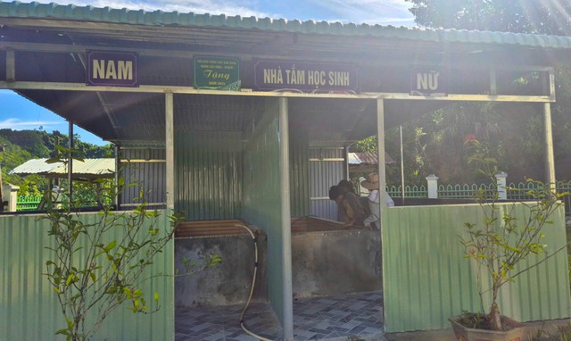 Chùm ảnh: Niềm vui ngày tựu trường của học sinh vùng cao Quảng Nam- Ảnh 10.