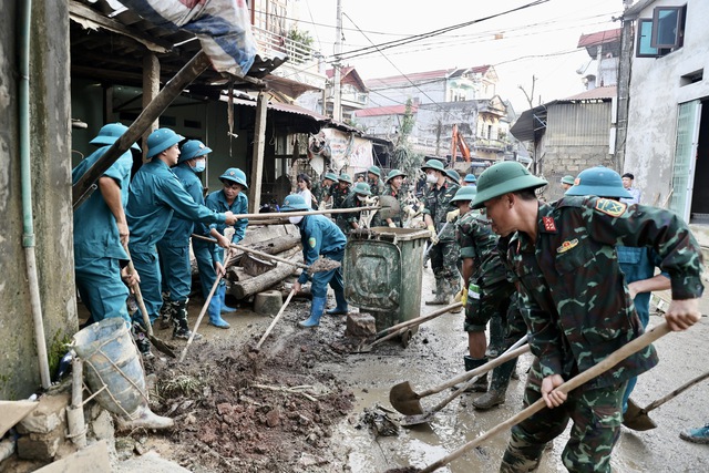 Chùm ảnh: Quân dân Lạng Sơn chung vai sát cánh khắc phục hậu quả mưa lũ- Ảnh 3.