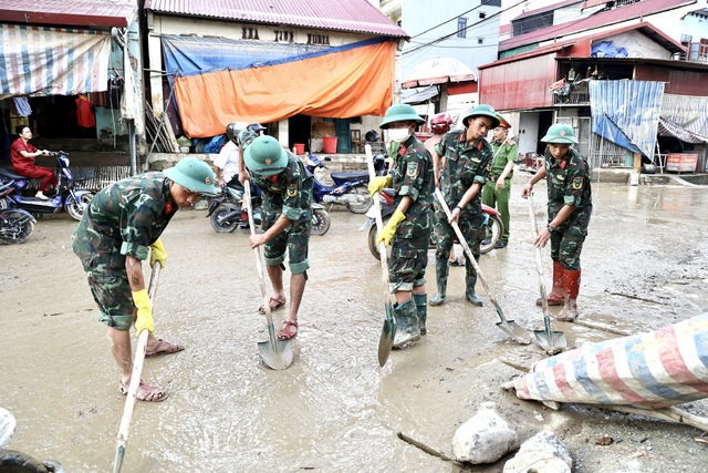 Chùm ảnh: Quân dân Lạng Sơn chung vai sát cánh khắc phục hậu quả mưa lũ- Ảnh 4.