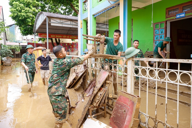 Chùm ảnh: Thủ tướng Phạm Minh Chính chỉ đạo ứng phó, khắc phục hậu quả mưa lũ, thiên tai tại Yên Bái- Ảnh 15.