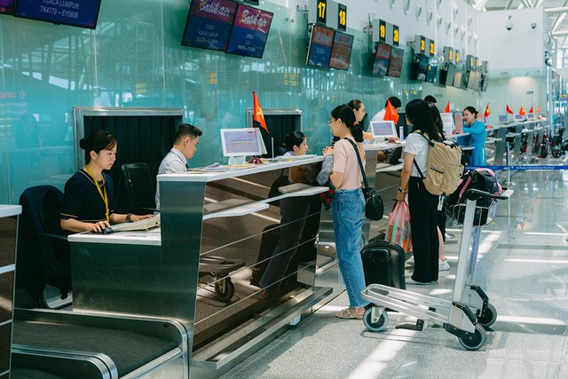 Nhiều sân bay khu vực miền Trung ảnh hưởng trực tiếp bão số 12- Ảnh 1.