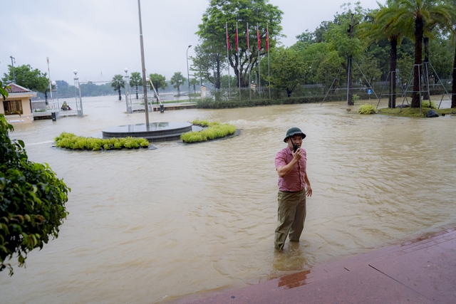Chùm ảnh: Thành phố Huế ngập trong biển nước- Ảnh 6. Chùm ảnh: Thành phố Huế ngập trong biển nước- Ảnh 6.