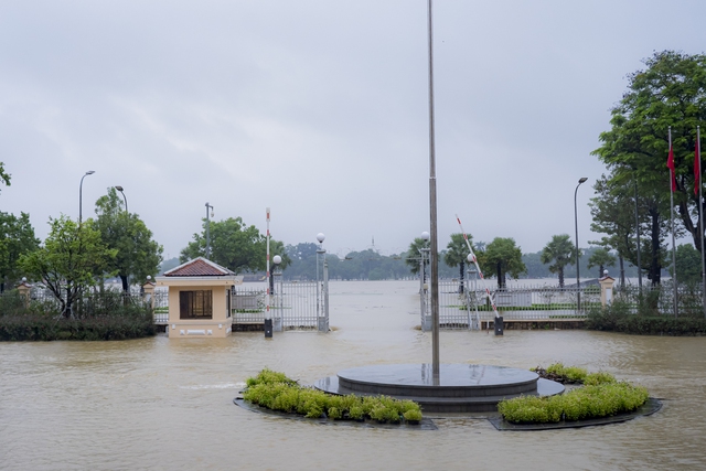 Chùm ảnh: Thành phố Huế ngập trong biển nước- Ảnh 5. Chùm ảnh: Thành phố Huế ngập trong biển nước- Ảnh 5.