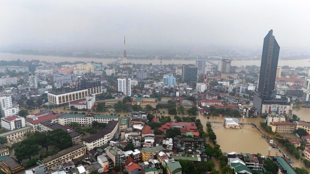 Chùm ảnh: Thành phố Huế ngập trong biển nước- Ảnh 7. Chùm ảnh: Thành phố Huế ngập trong biển nước- Ảnh 7.