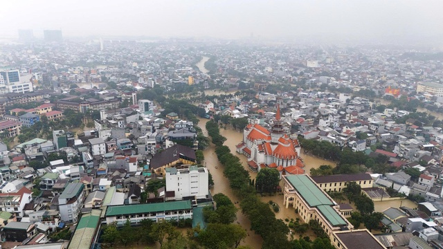 Chùm ảnh: Thành phố Huế ngập trong biển nước- Ảnh 8. Chùm ảnh: Thành phố Huế ngập trong biển nước- Ảnh 8.