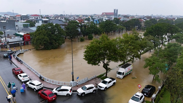 Chùm ảnh: Thành phố Huế ngập trong biển nước- Ảnh 10. Chùm ảnh: Thành phố Huế ngập trong biển nước- Ảnh 10.