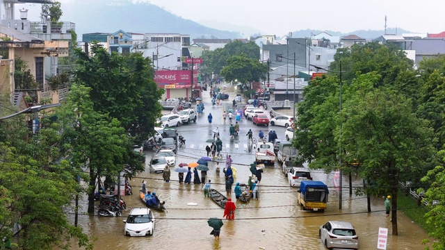 Chùm ảnh: Thành phố Huế ngập trong biển nước- Ảnh 11. Chùm ảnh: Thành phố Huế ngập trong biển nước- Ảnh 11.