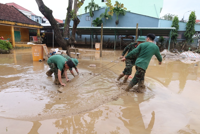 Chùm ảnh: Khắc phục hậu quả mưa lũ lịch sử tại Hội An- Ảnh 11. Chùm ảnh: Khắc phục hậu quả mưa lũ lịch sử tại Hội An- Ảnh 11.