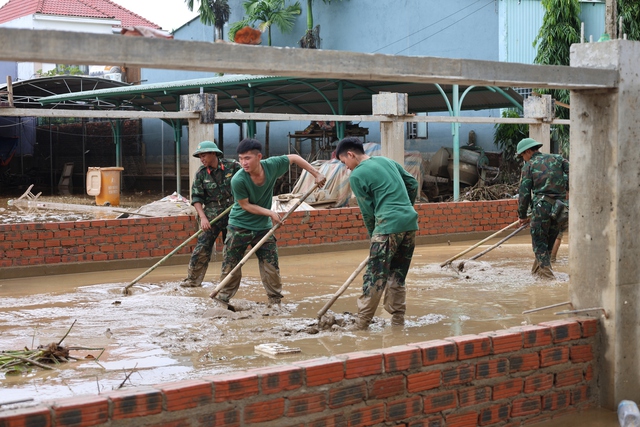 Chùm ảnh: Khắc phục hậu quả mưa lũ lịch sử tại Hội An- Ảnh 12. Chùm ảnh: Khắc phục hậu quả mưa lũ lịch sử tại Hội An- Ảnh 12.