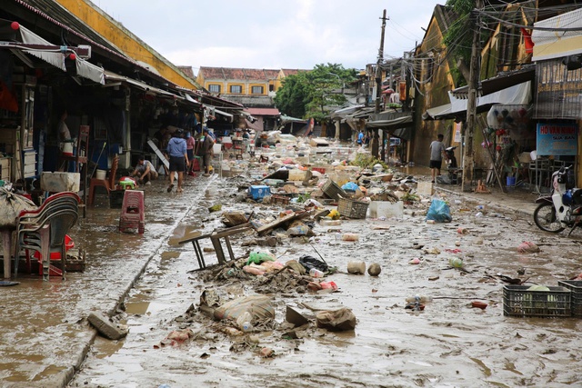 Chùm ảnh: Khắc phục hậu quả mưa lũ lịch sử tại Hội An- Ảnh 6. Chùm ảnh: Khắc phục hậu quả mưa lũ lịch sử tại Hội An- Ảnh 6.