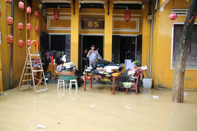 Chùm ảnh: Khắc phục hậu quả mưa lũ lịch sử tại Hội An- Ảnh 7. Chùm ảnh: Khắc phục hậu quả mưa lũ lịch sử tại Hội An- Ảnh 7.