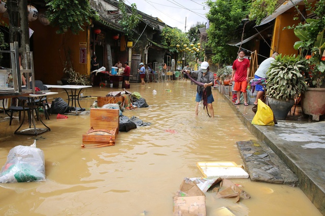 Chùm ảnh: Khắc phục hậu quả mưa lũ lịch sử tại Hội An- Ảnh 5. Chùm ảnh: Khắc phục hậu quả mưa lũ lịch sử tại Hội An- Ảnh 5.