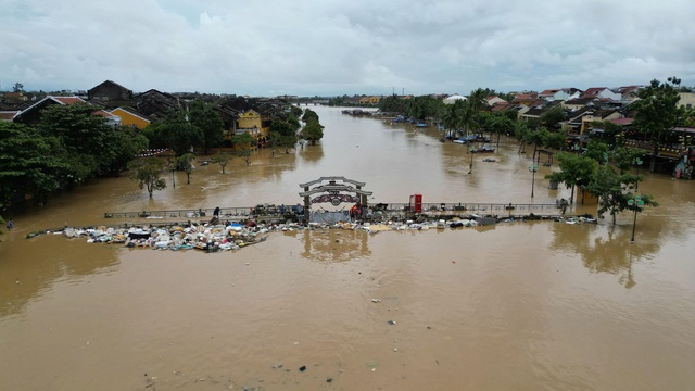 Chùm ảnh: Khắc phục hậu quả mưa lũ lịch sử tại Hội An- Ảnh 2. Chùm ảnh: Khắc phục hậu quả mưa lũ lịch sử tại Hội An- Ảnh 2.