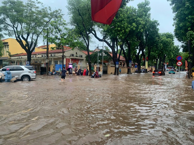 Hà Nội khuyến khích người dân làm việc trực tuyến trong thời điểm bão 11 đổ bộ- Ảnh 1.