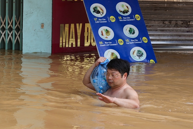 Chùm ảnh: Thủ tướng Phạm Minh Chính thăm hỏi người dân, chỉ đạo khắc phục hậu quả mưa lũ tại Thái Nguyên- Ảnh 12.