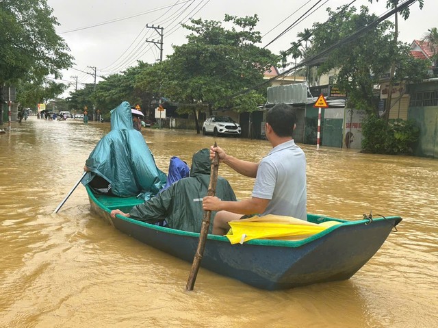 Trung Bộ mưa lớn, nhiều sông vượt mức báo động 3- Ảnh 1. Trung Bộ mưa lớn, nhiều sông vượt mức báo động 3- Ảnh 1.