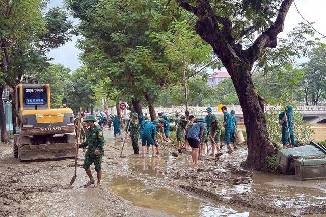 Hỗ trợ khẩn cấp 100 tỷ đồng cho TP Đà Nẵng, Huế khắc phục thiệt hại do mưa lũ- Ảnh 1.