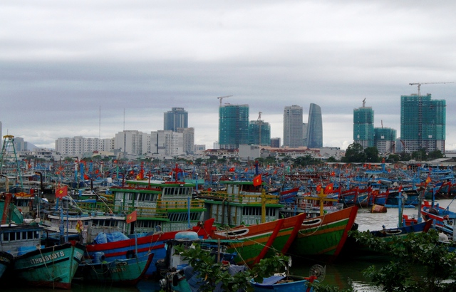 Chùm ảnh: Người dân miền Trung hối hả ứng phó bão số 13 (Kalmaegi)- Ảnh 1.