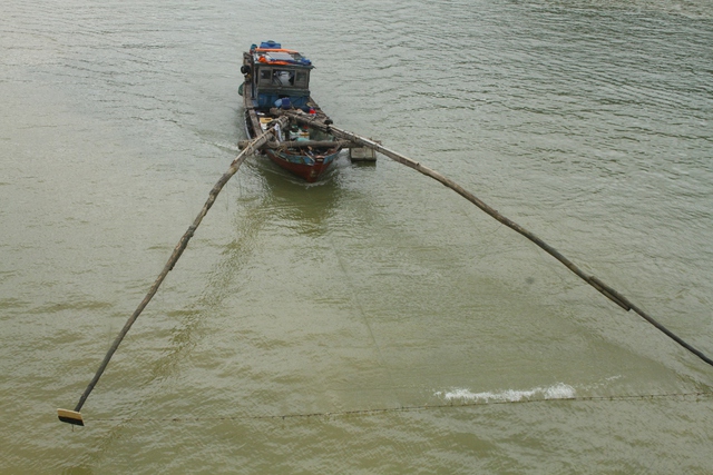 Chùm ảnh: Người dân miền Trung hối hả ứng phó bão số 13 (Kalmaegi)- Ảnh 5.